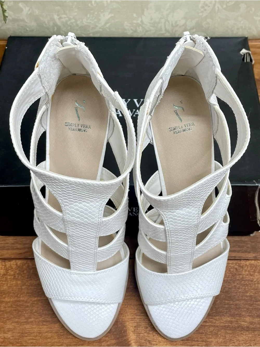 Simply Vera Vera Wang Dragon White Snakeskin Strappy Sandal Heeled Bootie 9.5